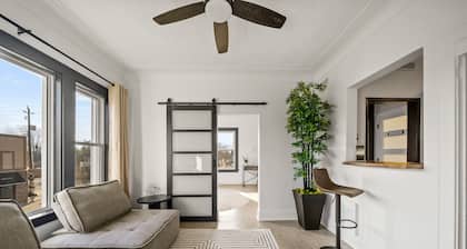 Business Traveller/Couples 1-BED DOWNTOWN KINGSVILLE ~ A Cozy Private Apt SUITE