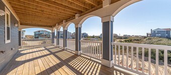 C9258 Carova Time. Wild Horses, 4X4 Area, Pool, Hot Tub!