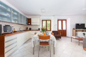Kühlschrank, Mikrowelle, Herdplatte, Wasserkocher mit Kaffee-/Teezubehör