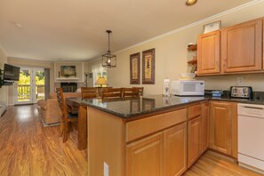 Kylskåp, mikrovågsugn, ugn och spishäll