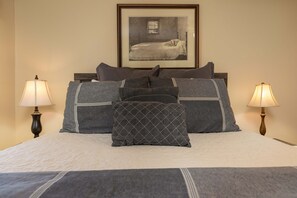 2 bedrooms, iron/ironing board, internet, bed sheets - Woodbridge Inn Retreat: Perfect Frisco Location (Frisco)