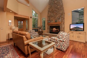 Smart TV, fireplace, books - Silverbell Chalet: Private Hot Tub, Mountain Views (Frisco)