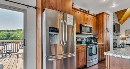 Stunning Lakefront Lodge on Indian Point! 5 BR, 4BA! Bring the Whole Family!!