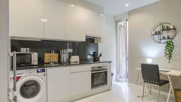 Frigorífico, microondas, horno y placa de cocina