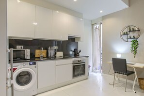 Een koelkast, een microgolfoven, een oven, een kookplaat