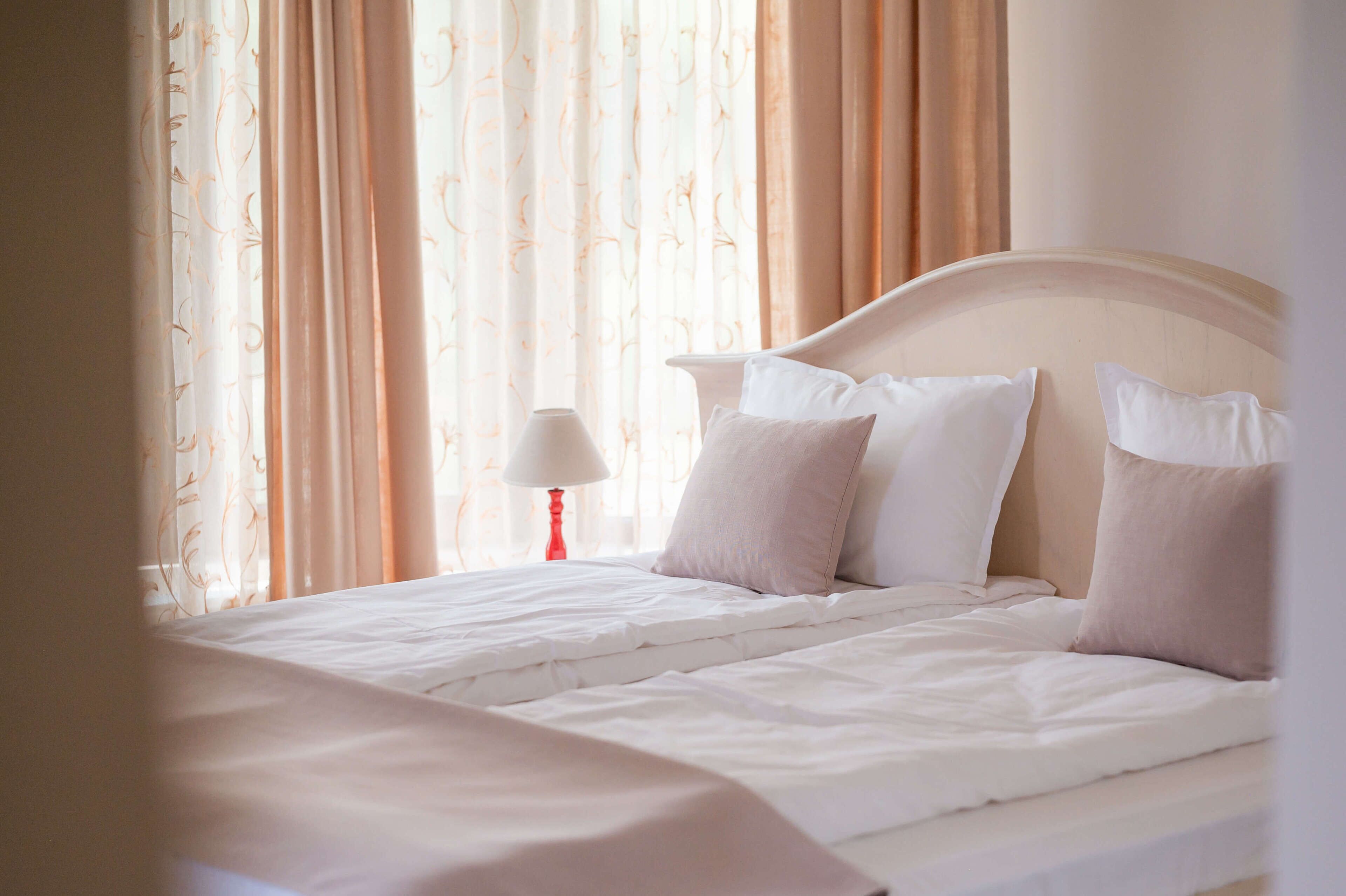 4 habitaciones, escritorio y tabla de planchar con plancha 