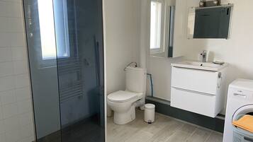 Douche, serviettes fournies, papier toilette