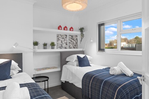 Fast Wi-Fi | Modern Amenities | IPTV | Alexa | Sleeps 7