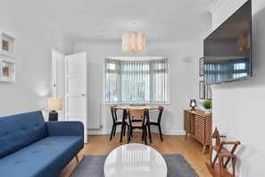 Smart TV - Fast Wi-Fi | Modern Amenities | IPTV | Alexa | Sleeps 7 (Bristol)