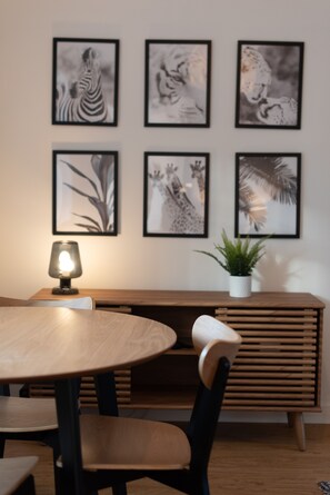 Dining - Fast Wi-Fi | Modern Amenities | IPTV | Alexa | Sleeps 8 (Bristol)