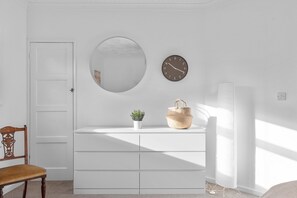 Interior - Fast Wi-Fi | Modern Amenities | IPTV | Alexa | Sleeps 8 (Bristol)