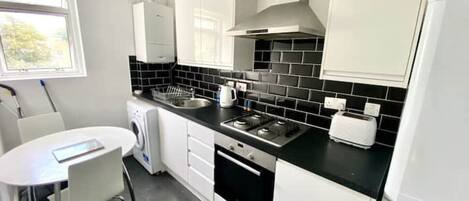 Frigorífico, microondas, horno y placa de cocina
