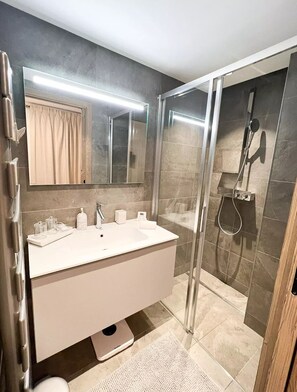 Dusche, Haartrockner, Handtücher, Seife