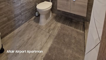 Secador de pelo, toallas, jabón y papel higiénico