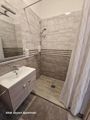 Haartrockner, Handtücher, Seife, Toilettenpapier