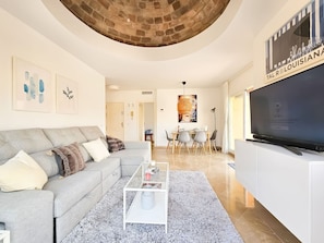 TV - 1 bed penthouse apt in Calahonda (Mijas Costa)