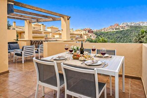 Outdoor dining - 1 bed penthouse apt in Calahonda (Mijas Costa)