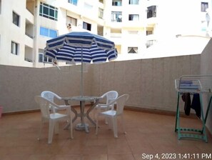 Outdoor dining - Luxury 2 bedroom apartment near the beach (Tanger)