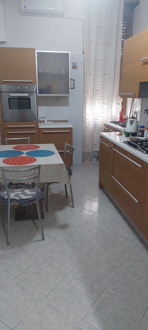 Oven, stovetop, dishwasher, coffee/tea maker