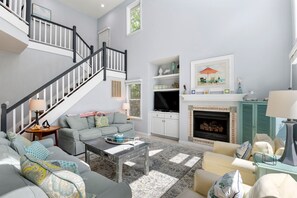 TV, fireplace, DVD player - Blue Crab Cottage: Private Pool, Hot Tub, Dogs OK (Corolla)