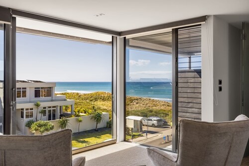 Luxury in Paradise - Sea Views & Walk to Beach