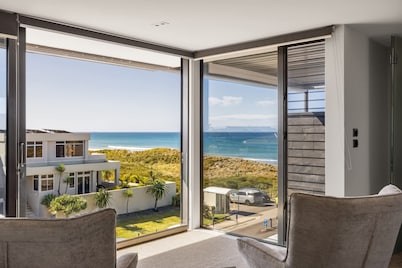 Luxury in Paradise - Sea Views & Walk to Beach