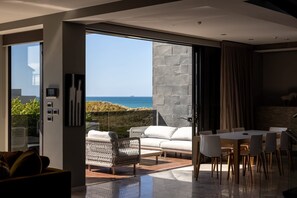 TV, fireplace, offices - Luxury in Paradise - Sea Views & Walk to Beach (Mount Maunganui)