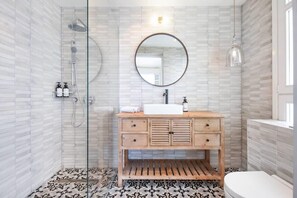 Shower, hair dryer, towels - Sea View 3BR in Neve Tsedek by HolyGuest (Tel Aviv-Yafo)