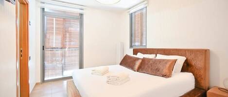 4 bedrooms, desk, iron/ironing board, WiFi