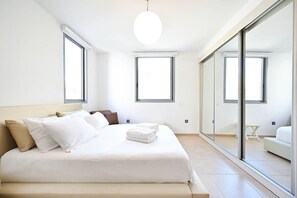 4 Schlafzimmer, Schreibtisch, Bügeleisen/Bügelbrett, WLAN