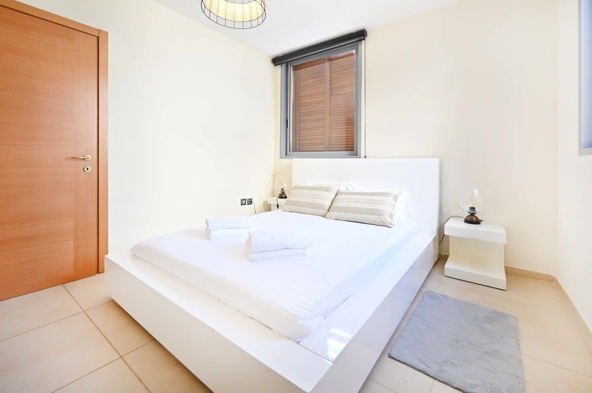4 bedrooms, desk, iron/ironing board, WiFi