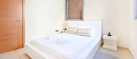 4 habitaciones, escritorio, tabla de planchar con plancha y wifi