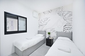 3 bedrooms, iron/ironing board, WiFi, bed sheets - Spacious Modern 3BR by HolyGuest (Tel Aviv-Yafo)