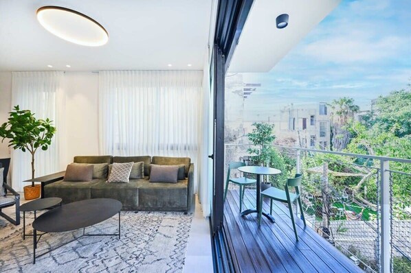 TV - Spacious Modern 3BR by HolyGuest (Tel Aviv-Yafo)