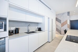 Fridge, microwave, oven, stovetop - Spacious Modern 3BR by HolyGuest (Tel Aviv-Yafo)