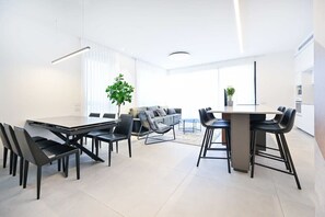 Dining - Spacious Modern 3BR by HolyGuest (Tel Aviv-Yafo)