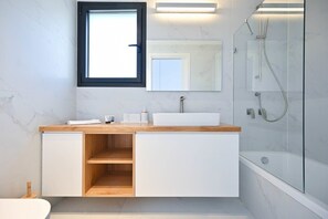 Badewanne, Haartrockner, Handtücher, Toilettenpapier