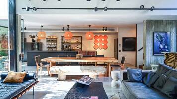 Tv, stereoanlæg, kontorer