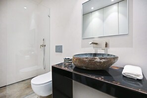 Bañera, secador de pelo y toallas