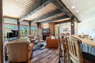 Walk to Gondola | Cozy 2BR Condo | Pool, Hot Tubs and Fireplace!