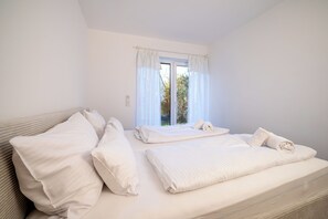 4 bedrooms, iron/ironing board, WiFi, bed sheets