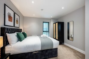 2 chambres, fer et planche à repasser, Wi-Fi, draps fournis