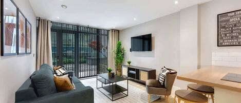 Een smart-tv en een kantoor