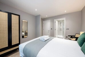 2 chambres, fer et planche à repasser, Wi-Fi, draps fournis