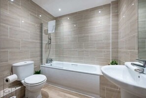 Baignoire, séchoir à cheveux, serviettes fournies