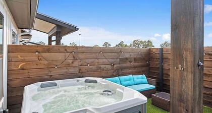 Unwine'd w/Hot-tub + 5 Mins to Downtown