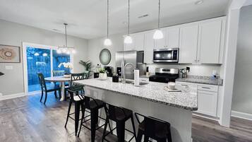 Frigorífic, microones, forn i placa de cuina