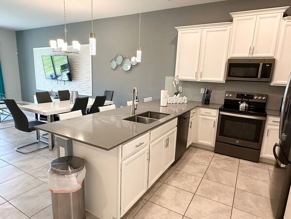 Jääkaappi, mikroaaltouuni, uuni, liesi