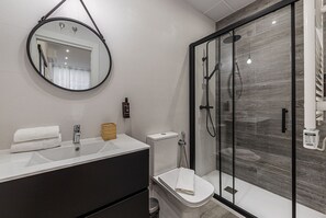 Douche, sèche-cheveux, serviettes fournies