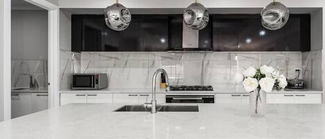 Réfrigérateur, micro-ondes, four, plaque de cuisson